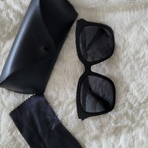 Diff Bella black polarized Like new